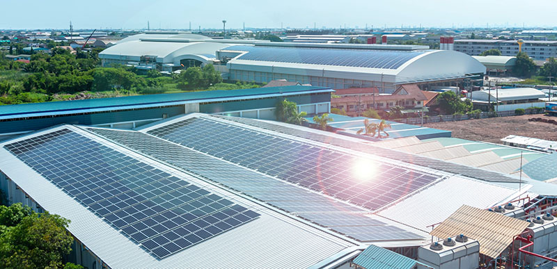 Solceller på tak i industriområde